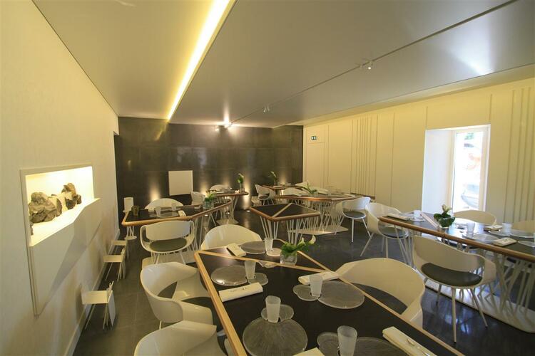 Le décor design et épuré du restaurant gastronomique L'Amphitryon à Lorient